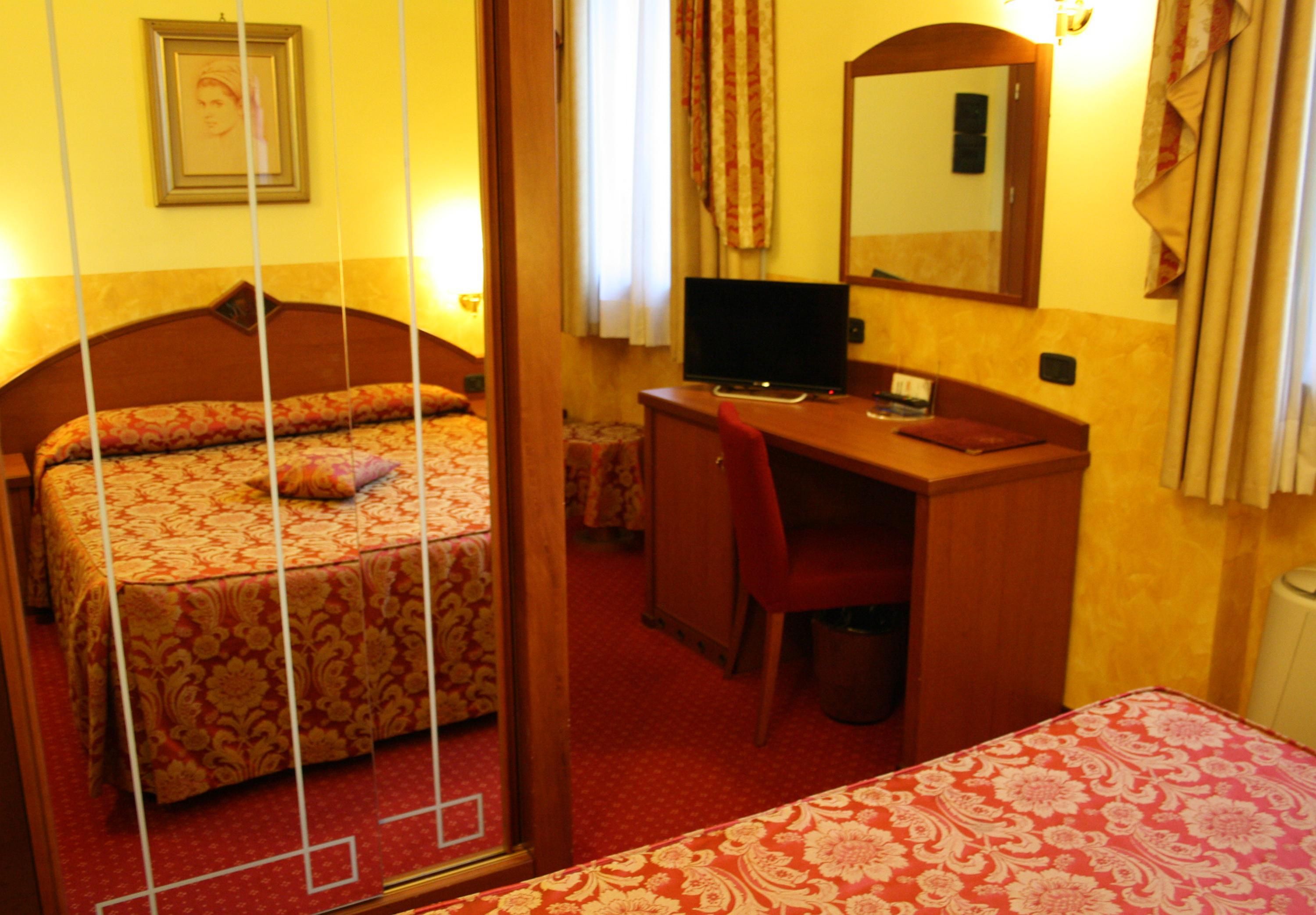 Hotel Majestic San Giuliano Milanese Esterno foto