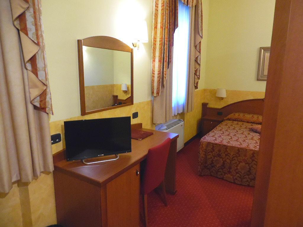 Hotel Majestic San Giuliano Milanese Esterno foto